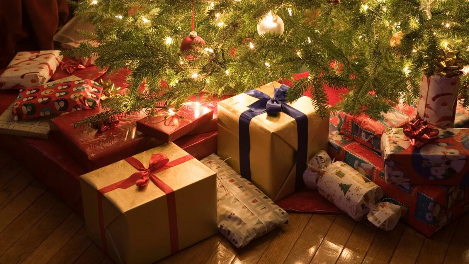 Подарки под ёлкой. Рождественские подарки. Новогодняя елка с подарками. Рождественские подарки под елкой. Новый год подарки хочешь