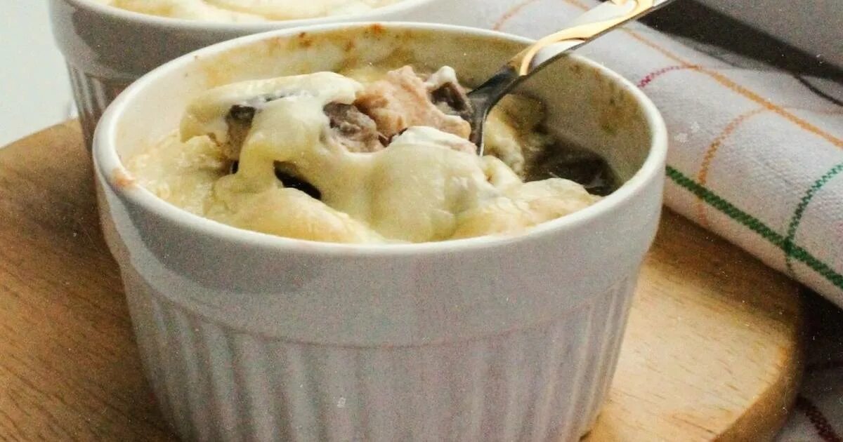 жюльен куриный с грибами в духовке. жюльен/жюльен альюметт. жульен классический. жульен берамис. жульен с курицей и грибами в духовке.