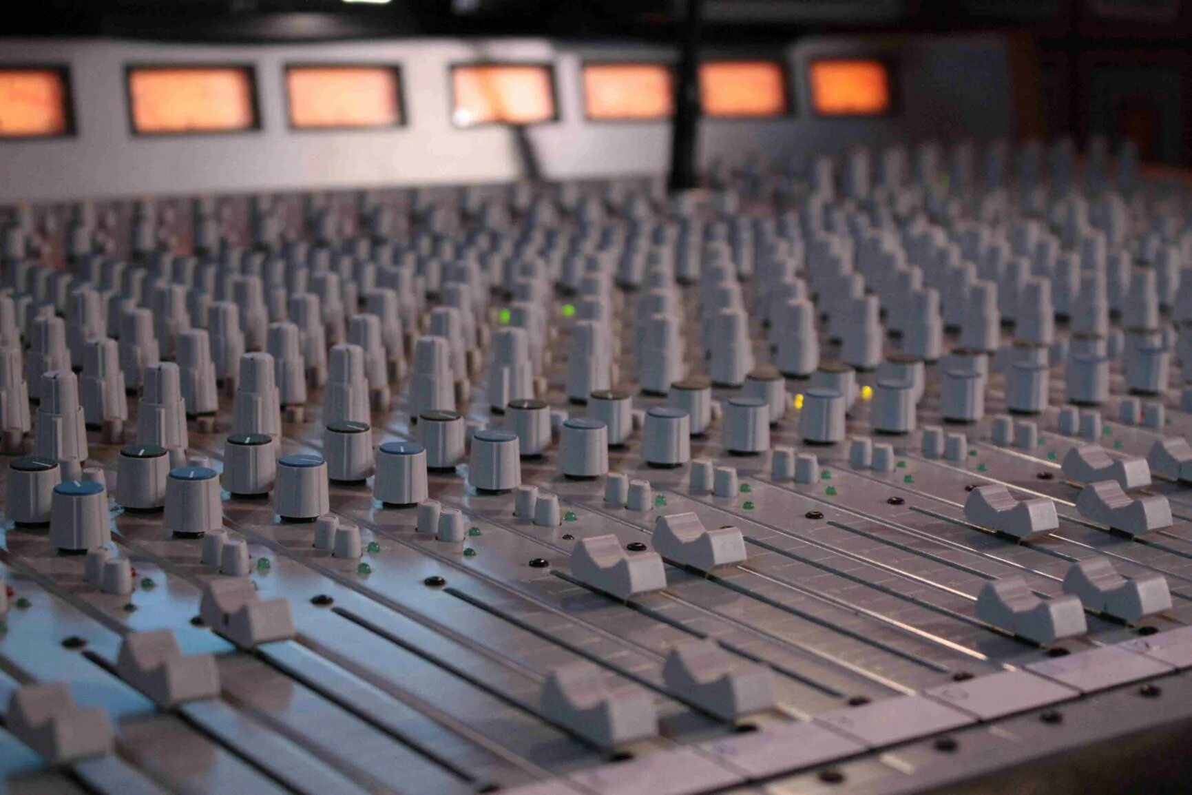 Mixing studio. Микшерный пульт обои. студия первый канал микшерская. музыкальная демо студия. mixing.