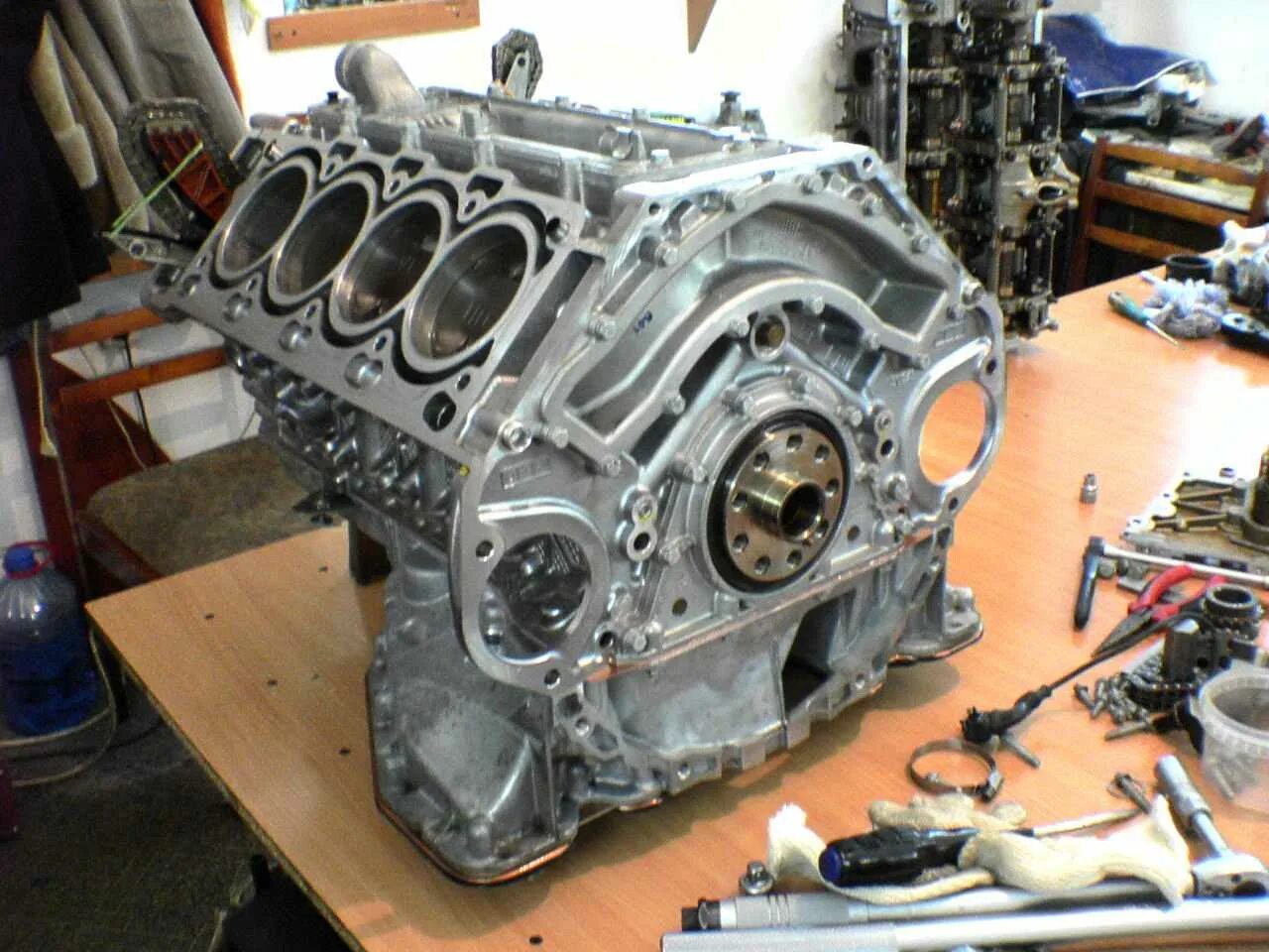 Механик разобрал мотор. Разобрать двс. Разобранный двс ауди rs6. Разборка двигателя. Разобрать двс.