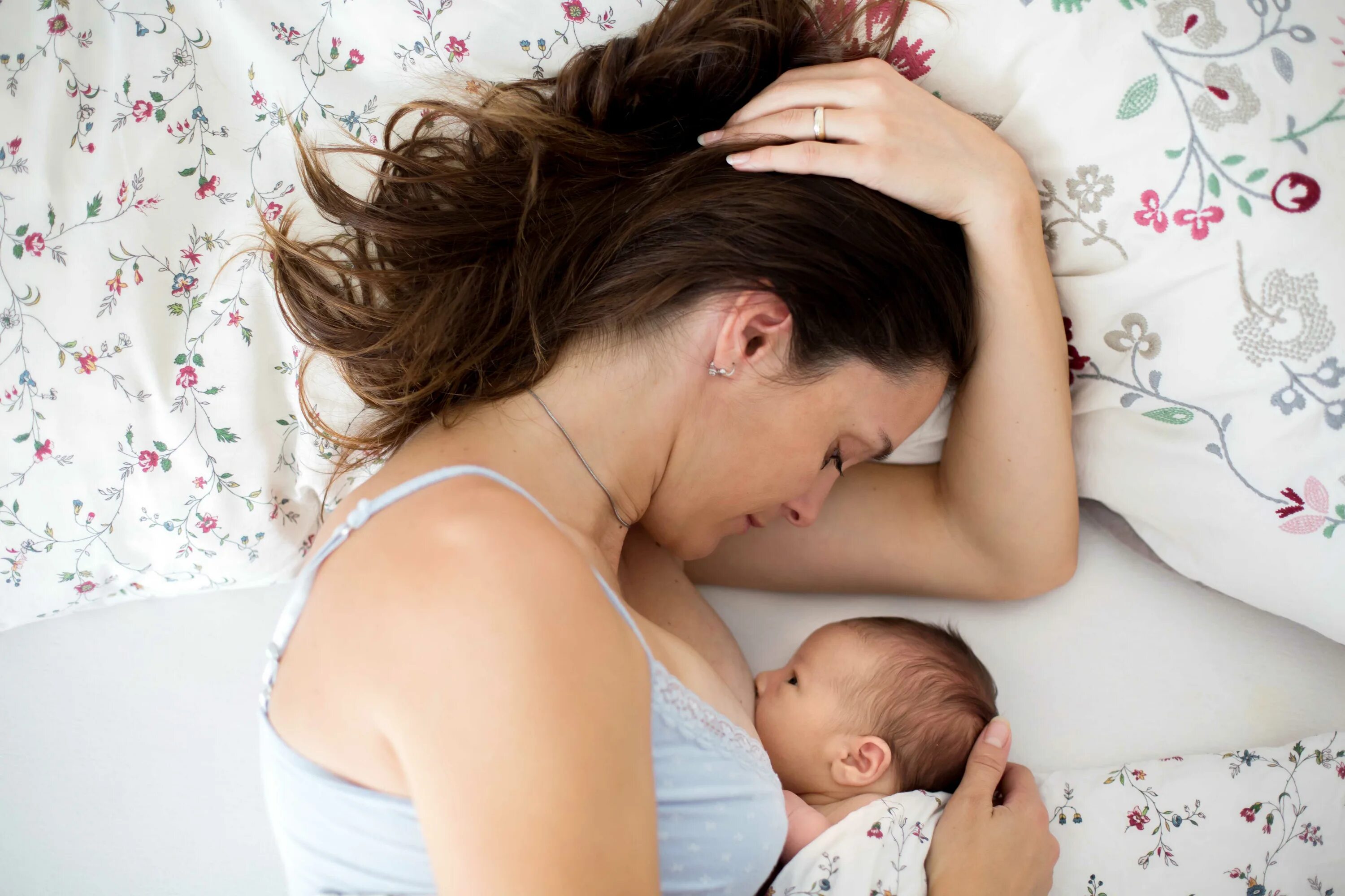 Кормить человека во сне. Грудное вскармливание. Кормление грудью. Мама и малыш грудное вскармливание. Грудное вскармливание новорожденного.