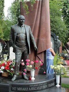Обелиск актер
