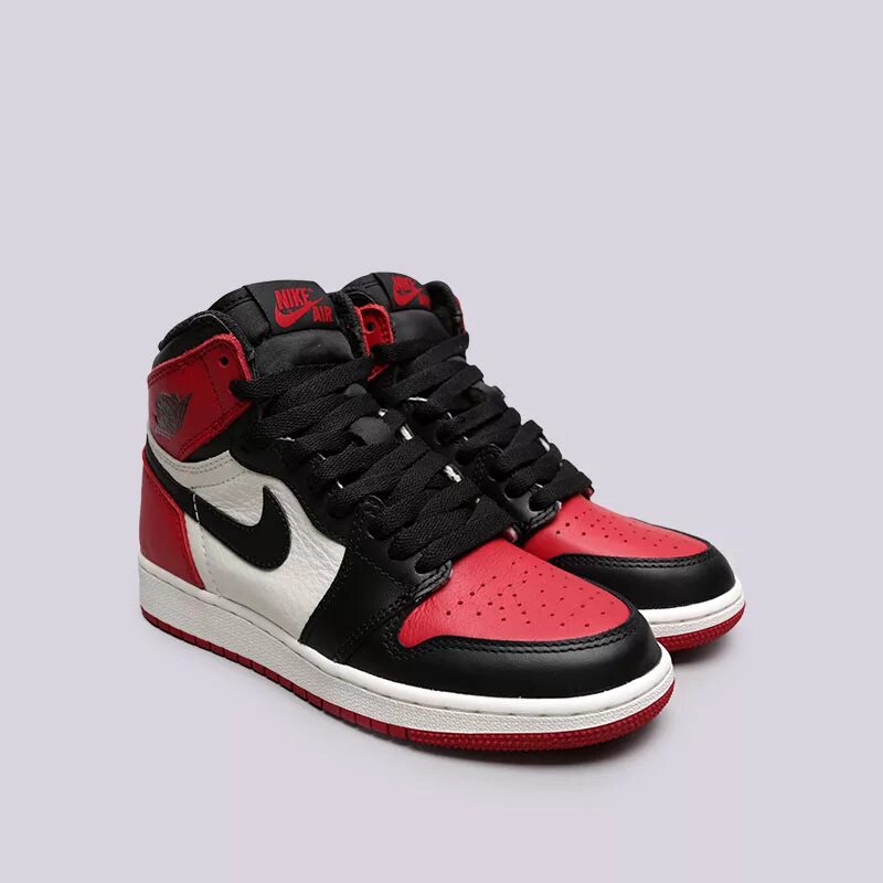Джорданы красно черные белые. Nike air jordan 4 retro. Nike air jordan 1 красные. Nike air jordan 1 red white. Джорданы красно черные белые.