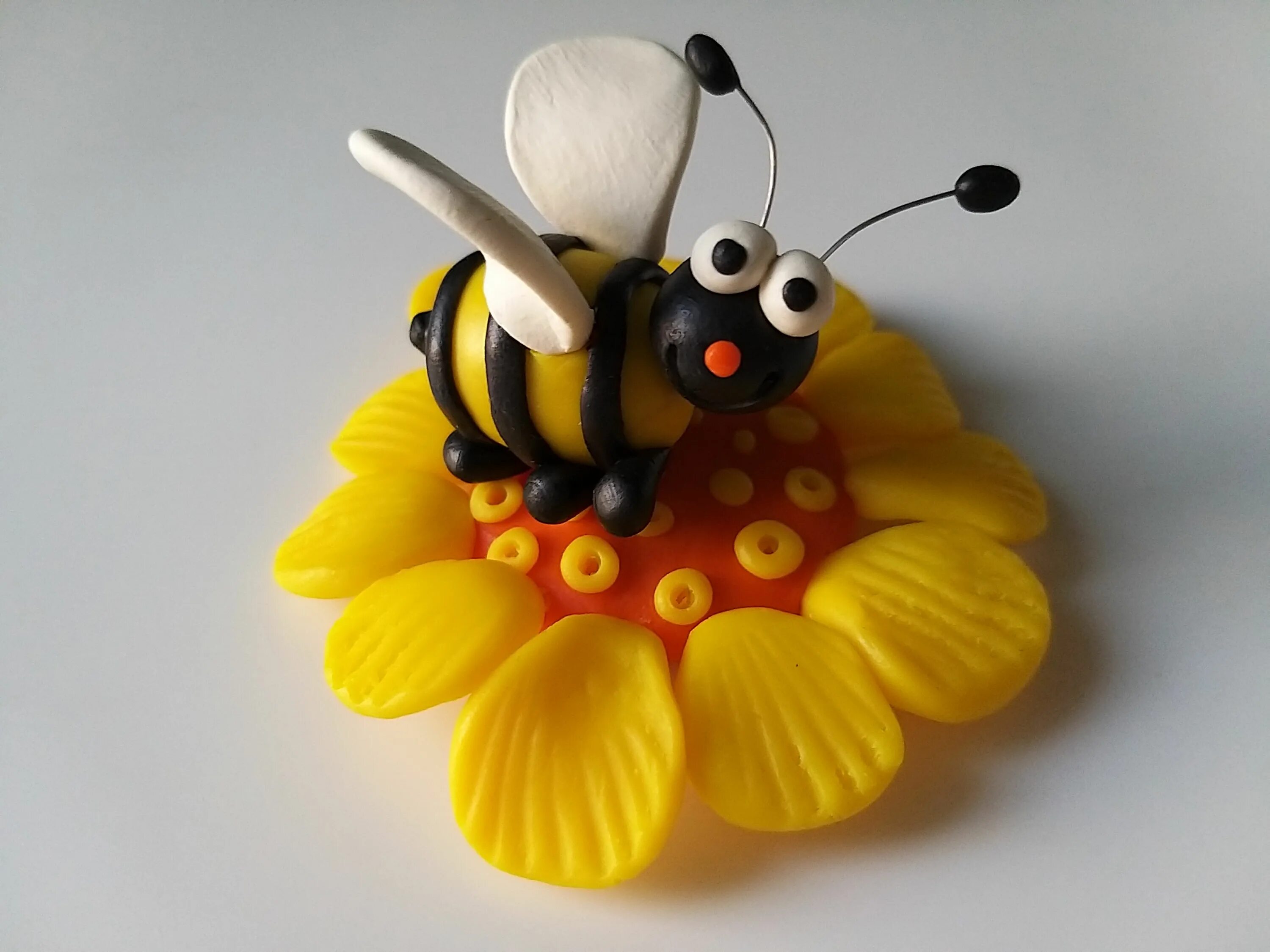 Сделать пчелу своими руками. Пчелка из глины. Пчела из полимерной глины. Пчелка из мастики. Пчела из мастики.