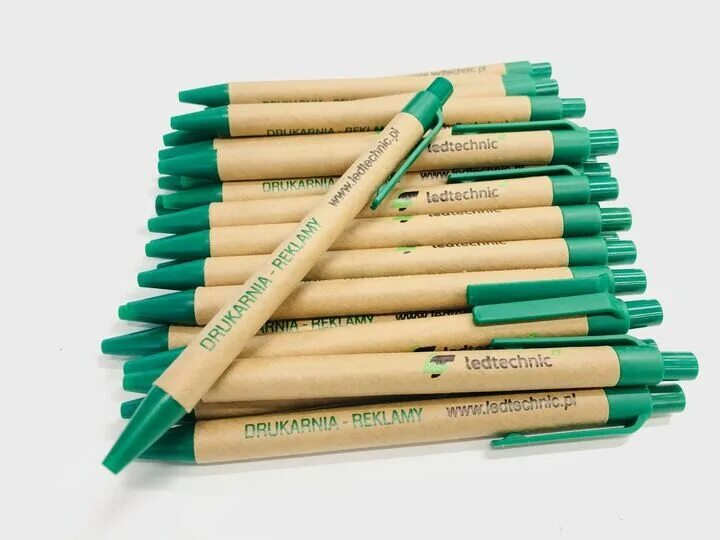 Эко ручка крафт. Брендированные ручки бумажные. Ручка картонная с колпачком. Бумажные ручки с логотипом. Картонная ручка.