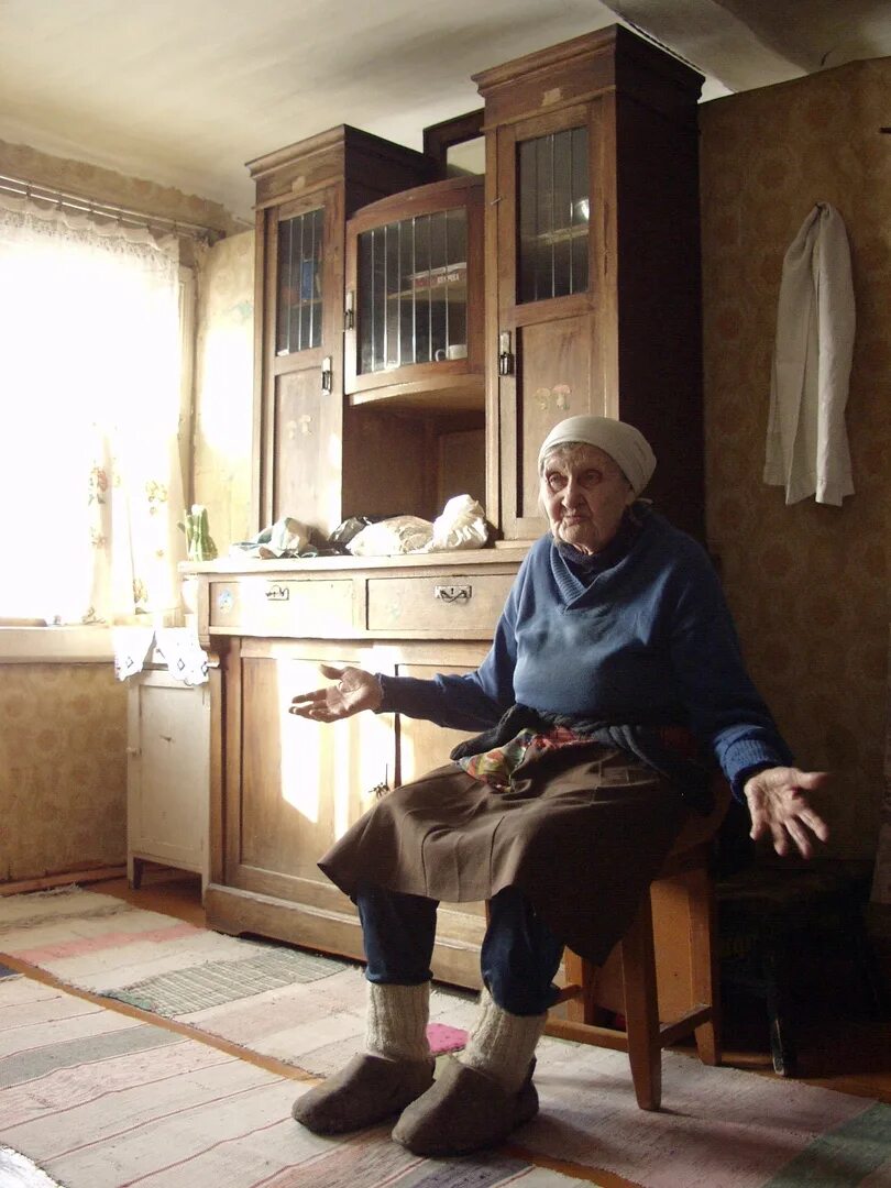 Квартира пенсионера. Бабка в квартире. Квартира бабушки. Пенсионерка в квартире.
