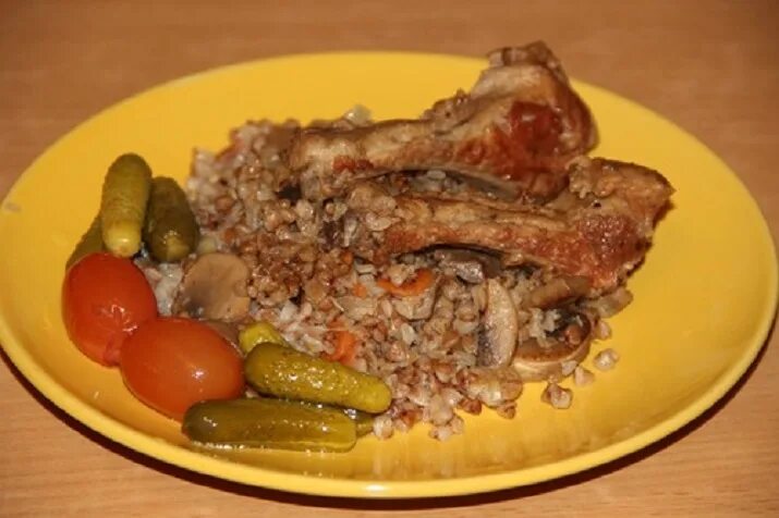 гороховая каша с ребрышками. горох с копченостями. свинина с пшеничной крупой. каша с ребрышками. каша с ребрышками.