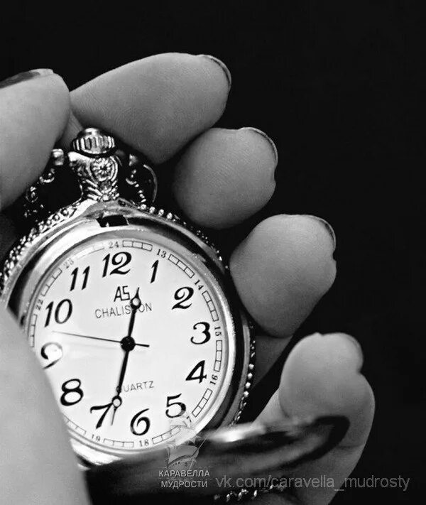 Картинки руки часы. Часы на руке. Рука с часами. Часы на ладони. Фотосессия с часами.