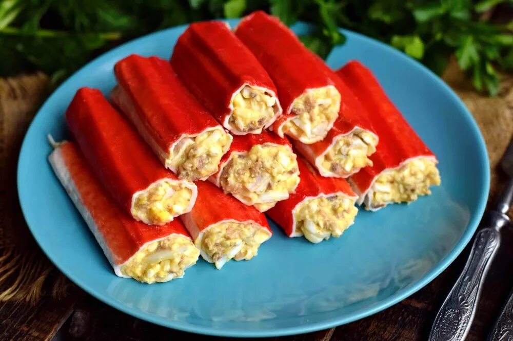 Салат с крабовыми палочками классический. Фарширов крабовые палочки. Как вкусно приготовить крабовые палочки. Цветы из крабовых палочек. Как вкусно приготовить крабовые палочки.