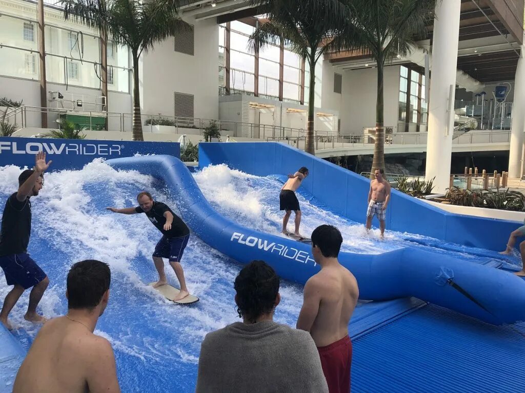 Flowrider Лужники. Лужники серфинг искусственная волна. Аквапарк на волне. Искусственная волна в Москве Лужники.