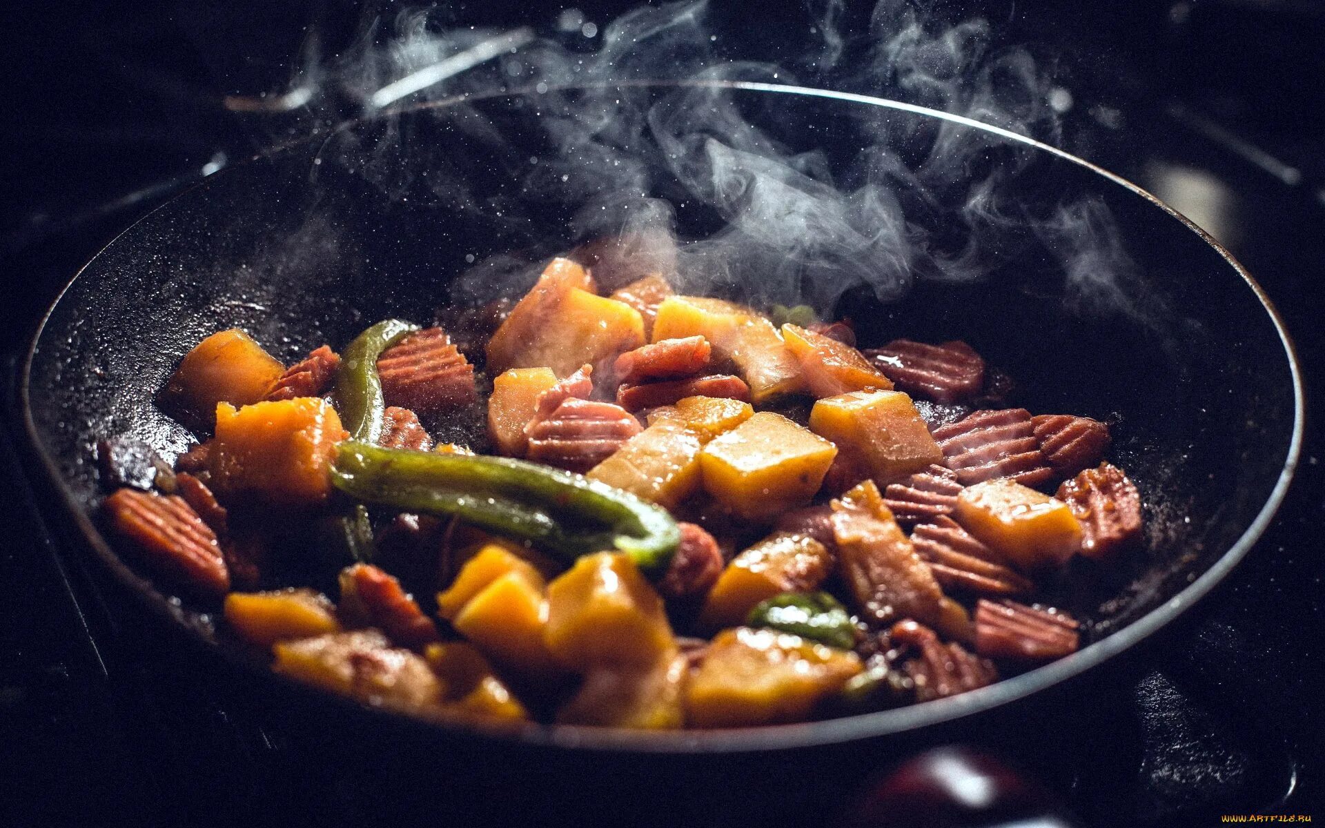 Fry vegetables. Жареная пища. Жареное мясо. Еда в сковороде. Жареные продукты.