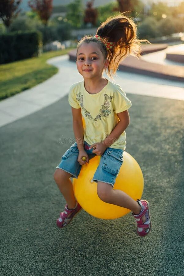 Включи как девочка садится. Девочка с мячом. Девочка с мячиком. Девочка прыгает. Дети прыгают на мяче.