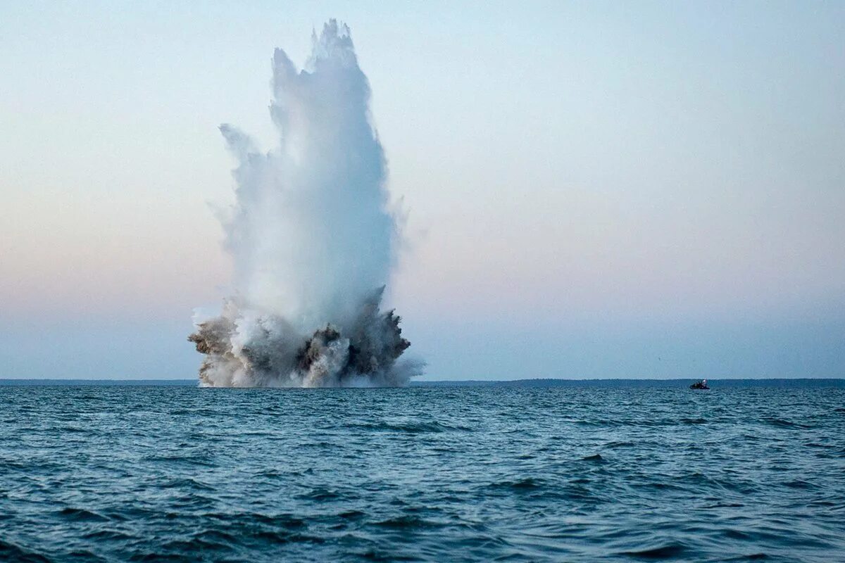 Море в котором горел сероводород. Подводный взрыв. Взрыв в воде. Взрыв бомбы в воде. Взрыв в море.