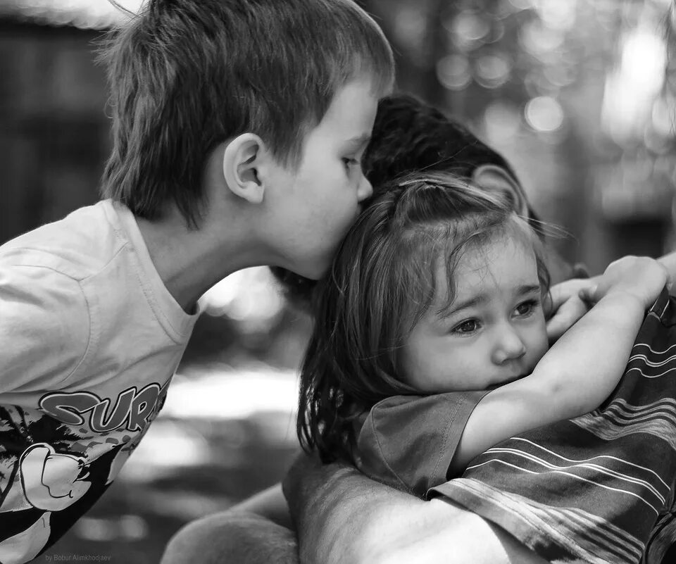 дети благословение от господа. старшая и младшая сестра. дружба мальчика и девочки. парень с сестренкой. братики-сестрички.