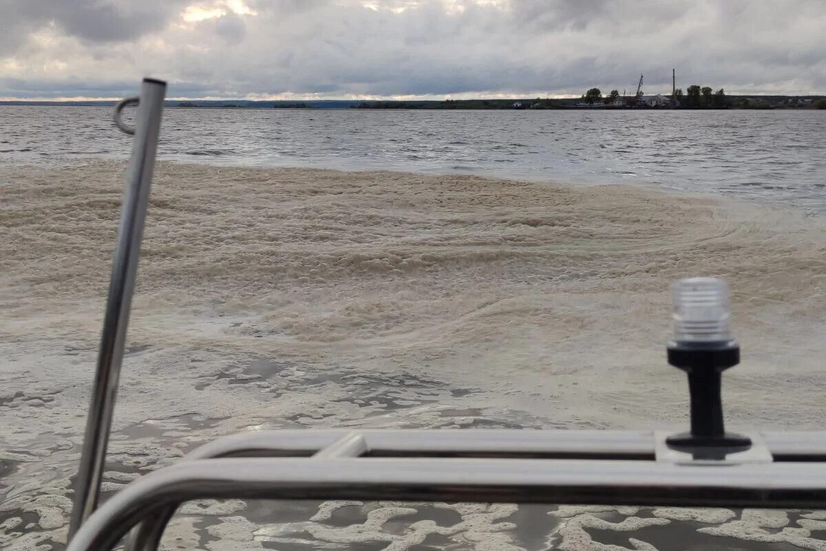 Вода в каме сегодня. Загрязнение реки Камы. Загрязнение воды в Перми Кама. Сточные воды река Кама. Загрязнение рек в Пермском крае.