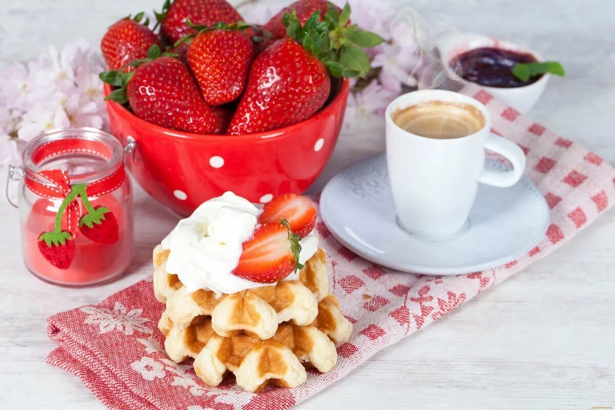 Картинки доброе утро сладость. Вкусного доброго утра. доброе утро клубника. доброе утро с клубникой и кофе. вкусного утра и хорошего настроения.