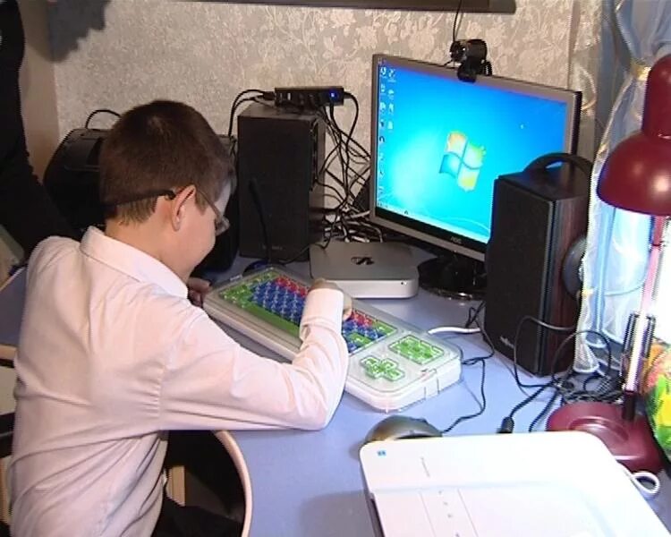 Дистанционное обучение детей инвалидов. Компьютер для инвалидов. Компьютер для детей с ДЦП. Компьютеры для ОВЗ. Компьютеры для детей инвалидов.