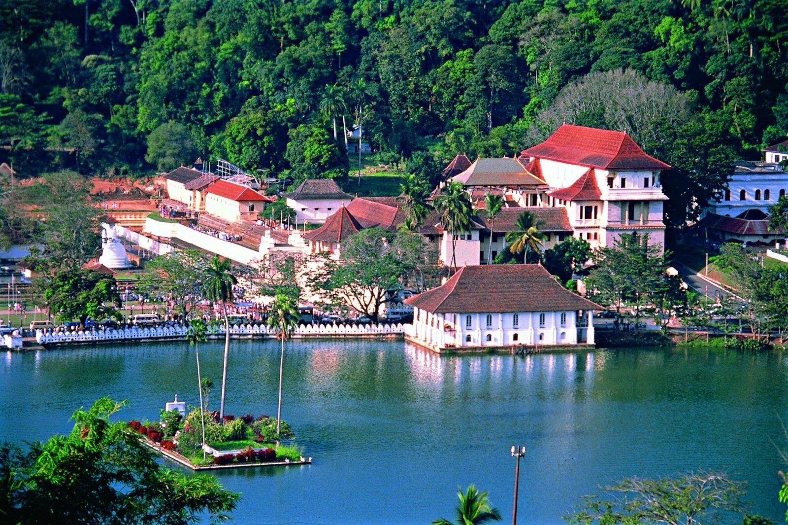 Город канди. Канди Шри Ланка. Долина Канди Шри Ланка. Озеро Канди. Kandy Lake Канди.