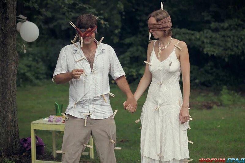 идти с завязанными глазами. конкурсы с закрытыми глазами. человек с завязанными глазами. с завязанными глазами за компьютером. игра с завязанными глазами.