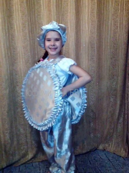 Человек в костюме помидора. Новогодний костюм фонарик для мальчика. Костюм новогоднего шара. Как сделать костюм шарика. Костюм мячика.