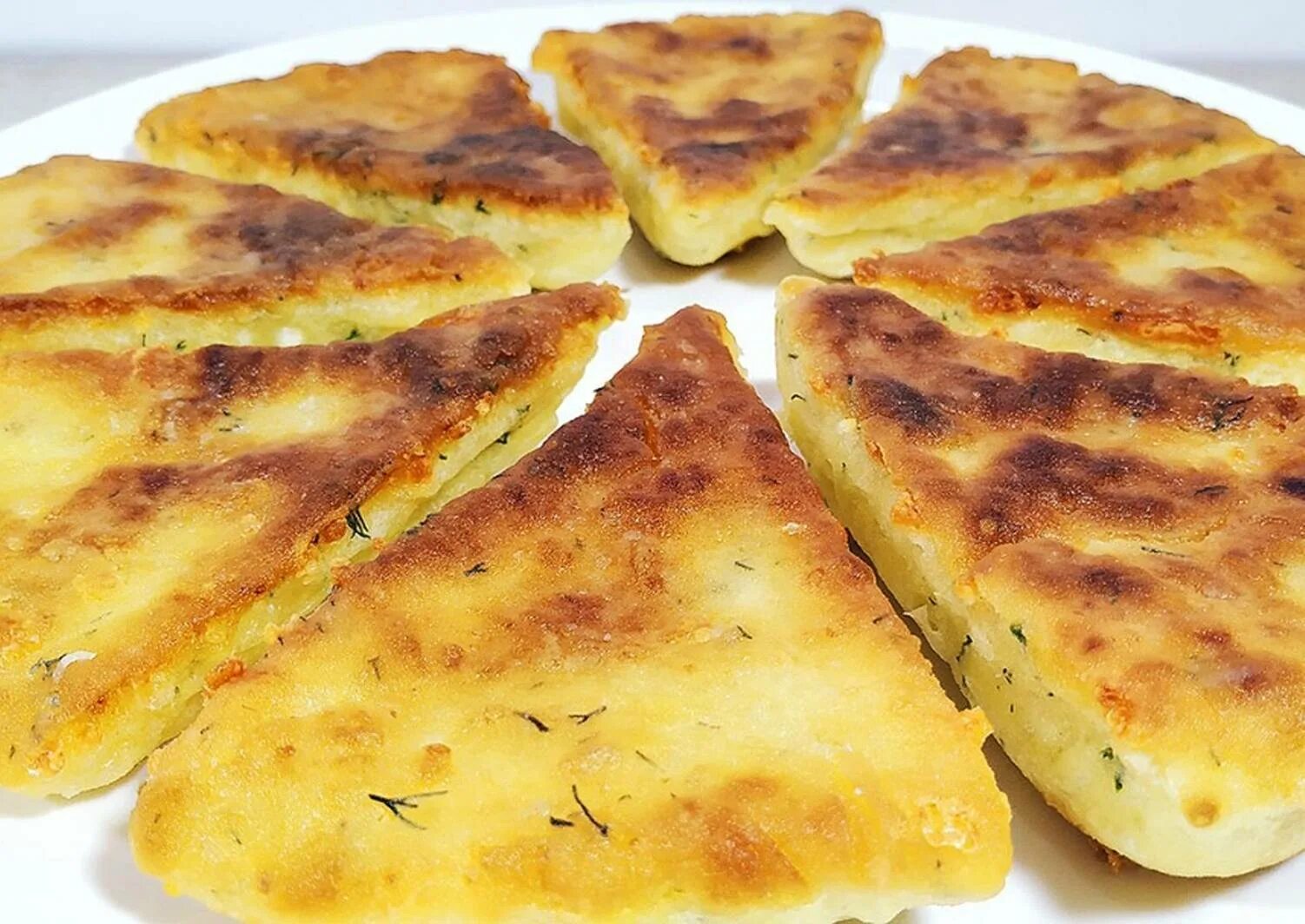 Лепешка на кефире с сыром и зеленью. Лепешка с сыром и зеленью. лепешка с сыром и творогом и зеленью. сырная лепешка с сыром и зеленью. сырные лепешки с зеленью.