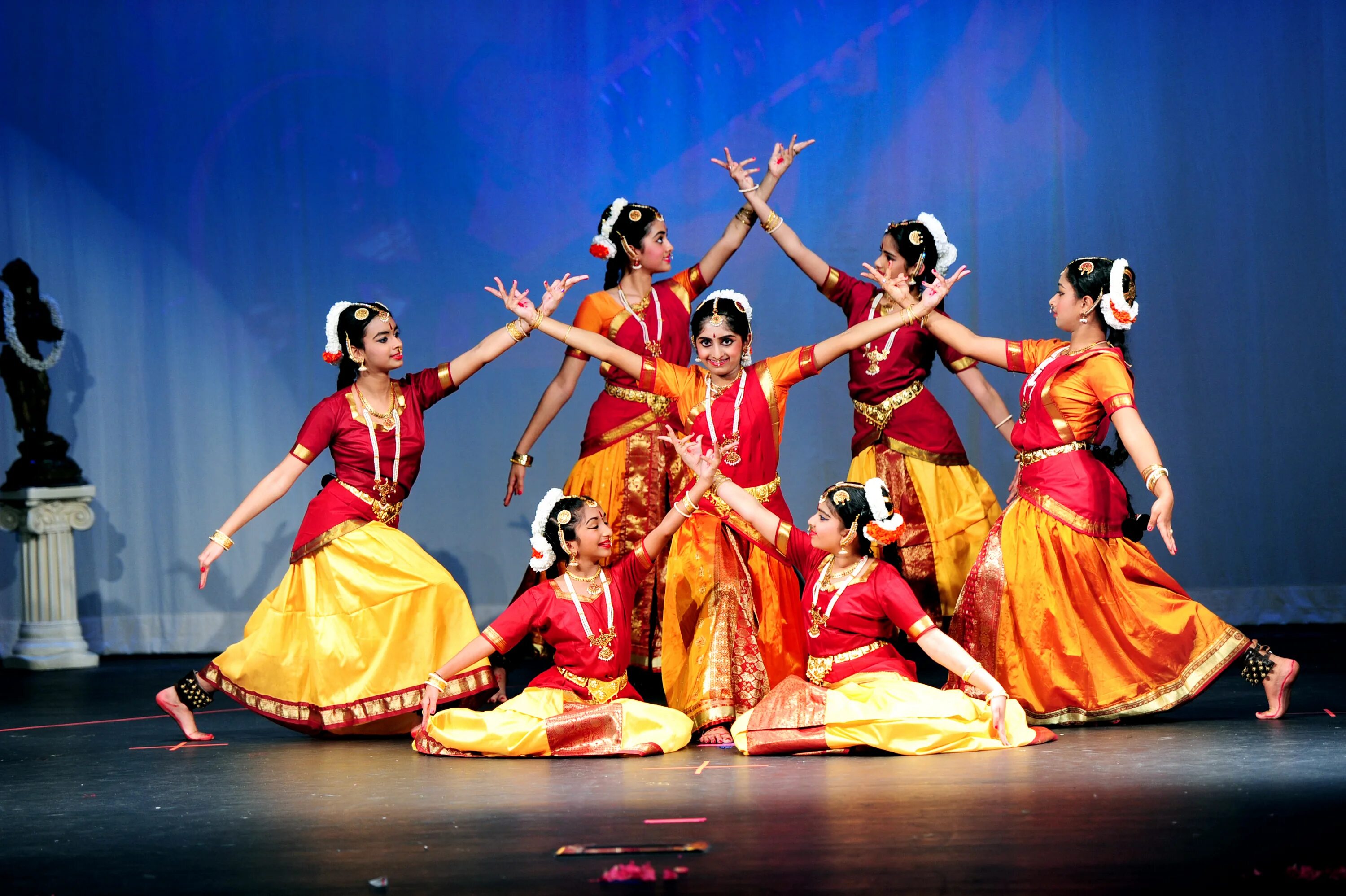 Национальный танец Индии. Индийские танцы. Индия танцы. Индийский народный танец.