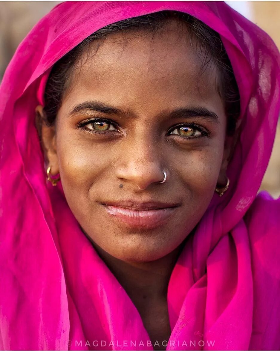 Индианки со светлыми глазами. Индус портрет. Индийские лица. Лицо индуски. Необычные глаза.