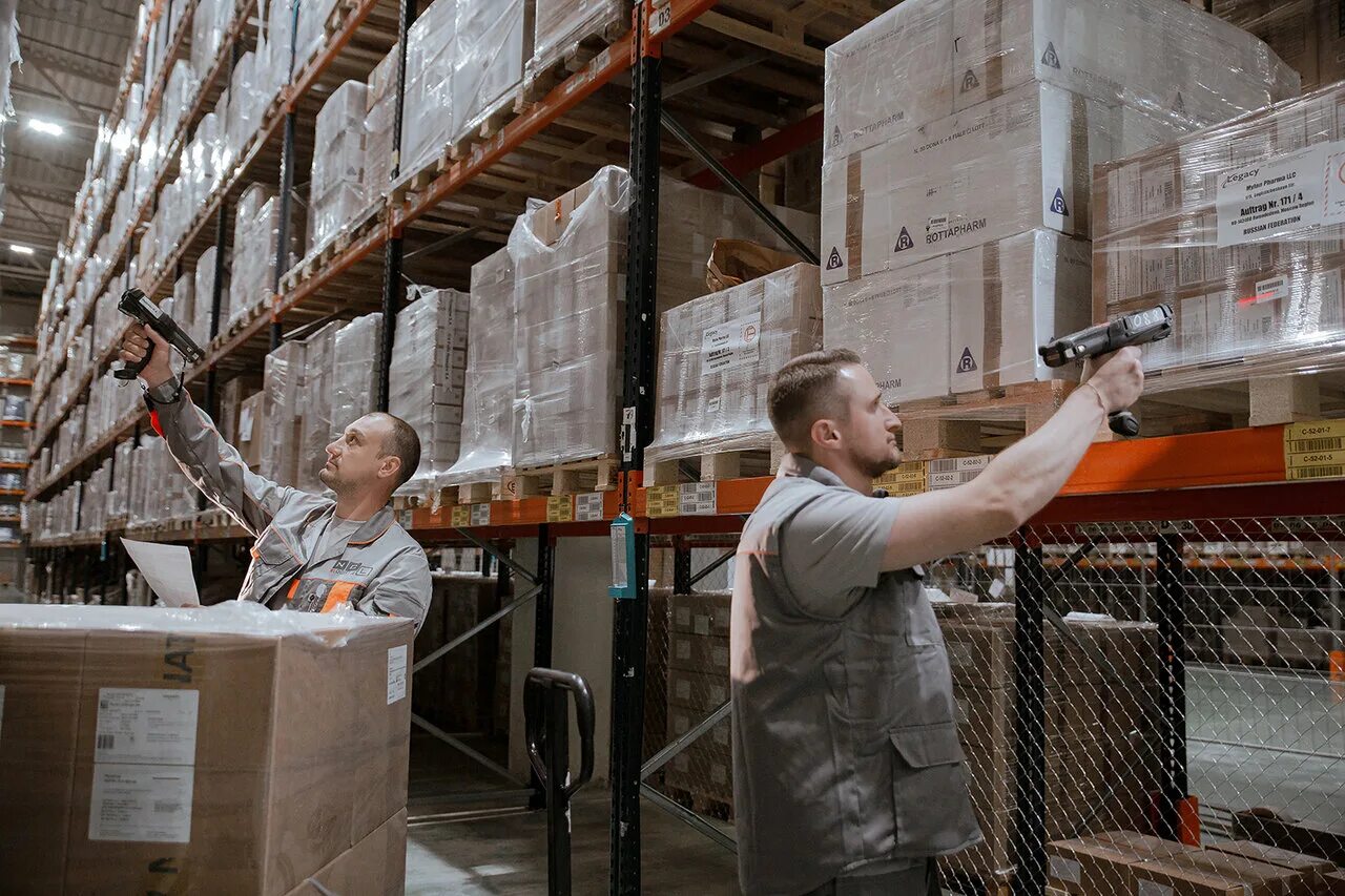 работник склада. сканирование товара на складе. сотрудник склада. работа вахтой кладовщиком вакансии. комплектовщик на склад.