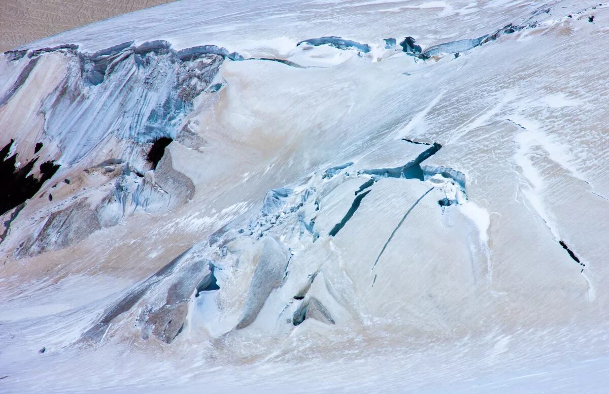Трещина в горе. Ледник Терскол Эльбрус. Ледник Терскол - ледопад. Ледник Терскол трещины. Ледник уллокол Эльбрус.