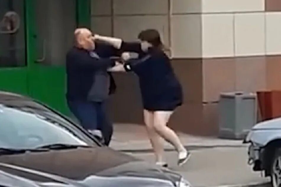 Нападение на сызрань. Женщина накинулась на мужчину. Женщины нападают на мужчину. Женщинаа напала на мужчину.