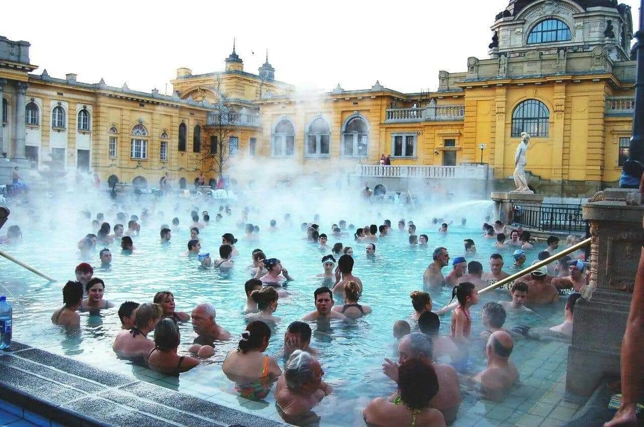 Купальни Сечени в Будапеште. Термальные купальни Венгрии. Будапешт термальные источники. Будапешт купальни Сечени зимой. Термальная лечебная вода одного курортов венгрии