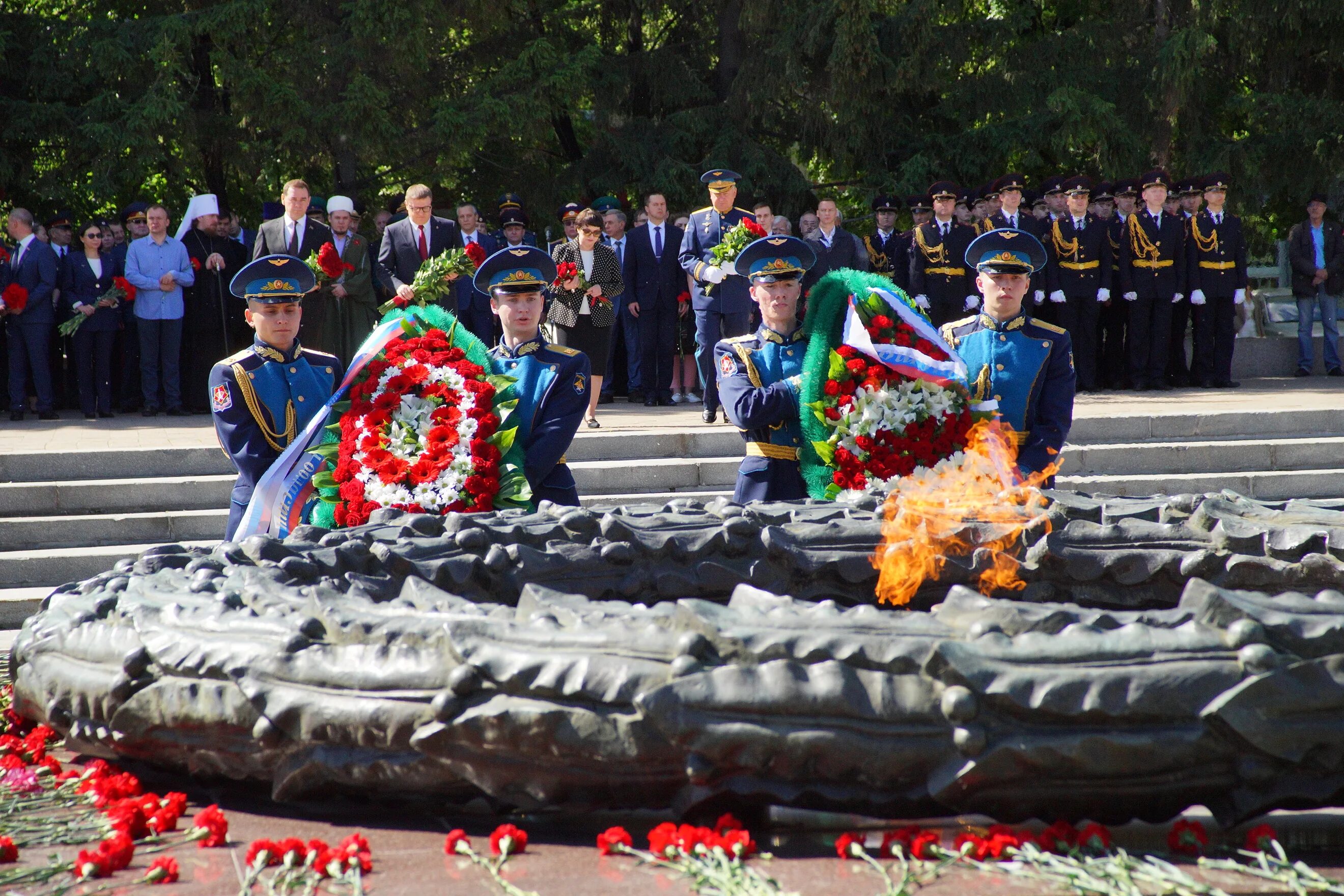 Возложение цветов к Вечному огню. Венок для возложения к памятнику. Возложение венков в Костроме. Вечный огонь. 22 июня 2011