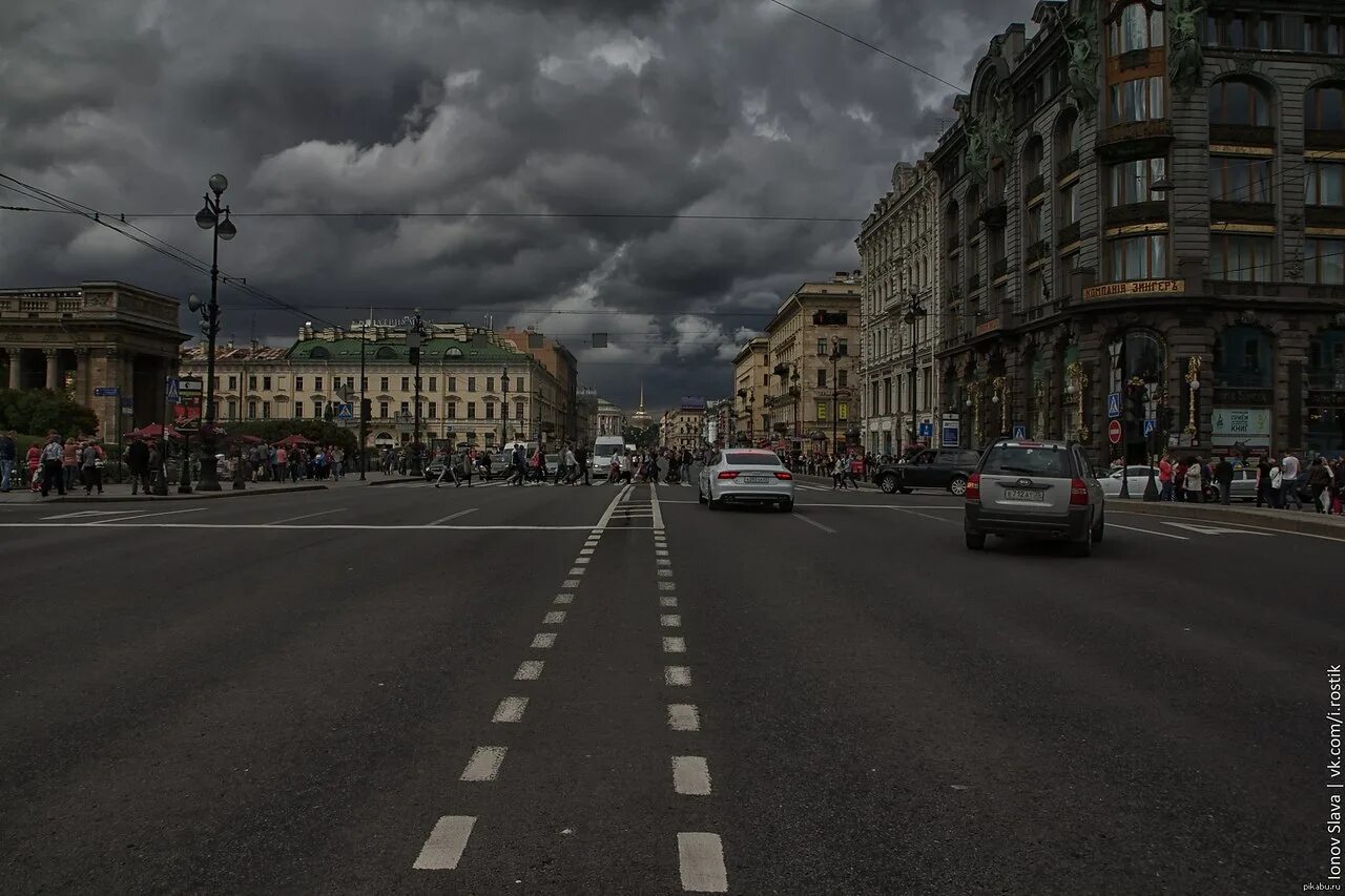 Пасмурный питер. Серое небо Питера. Серая улица.