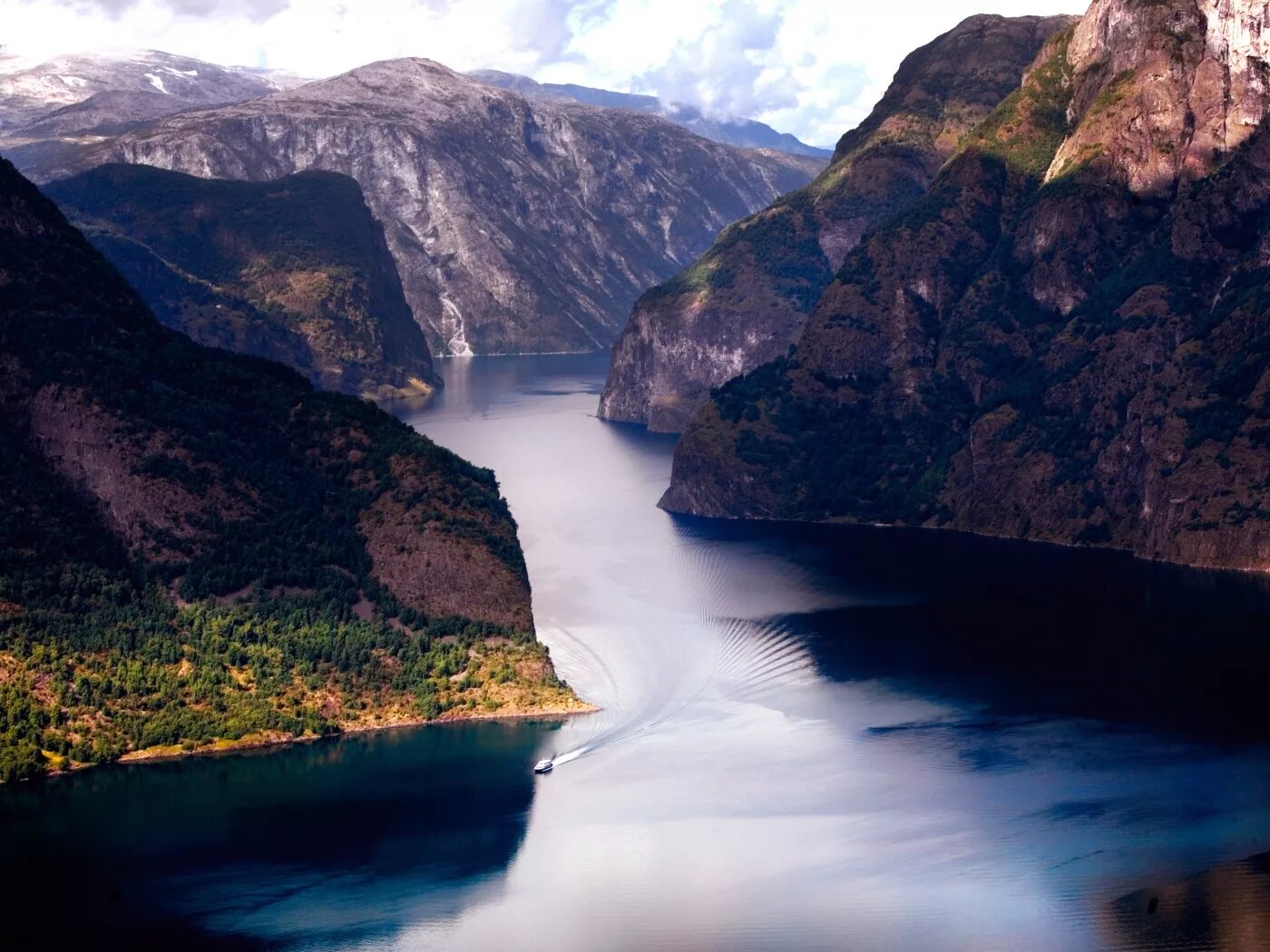 Большие 2 части. Норвегия Хардангерфьорд реки. Фьорды Норвегии с реками. Речка Фьорд Норвегия. Река Клар-Эльвен в Норвегии.