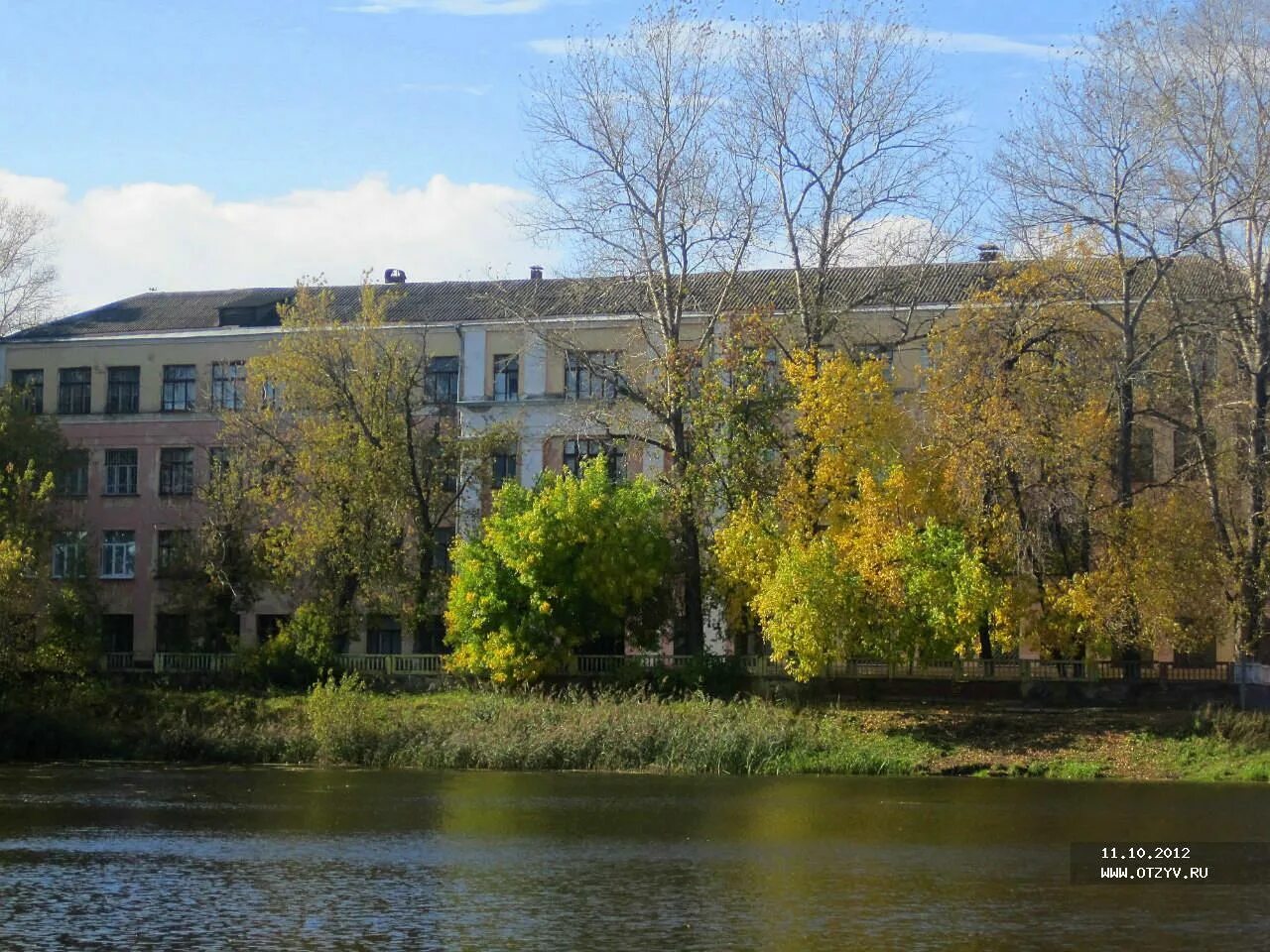 Петропавловский парк Ярославль. Школа имени Терешковой Ярославль. Пруды Петропавловского парка Ярославль. Школа в Петропавловском парке Ярославль.