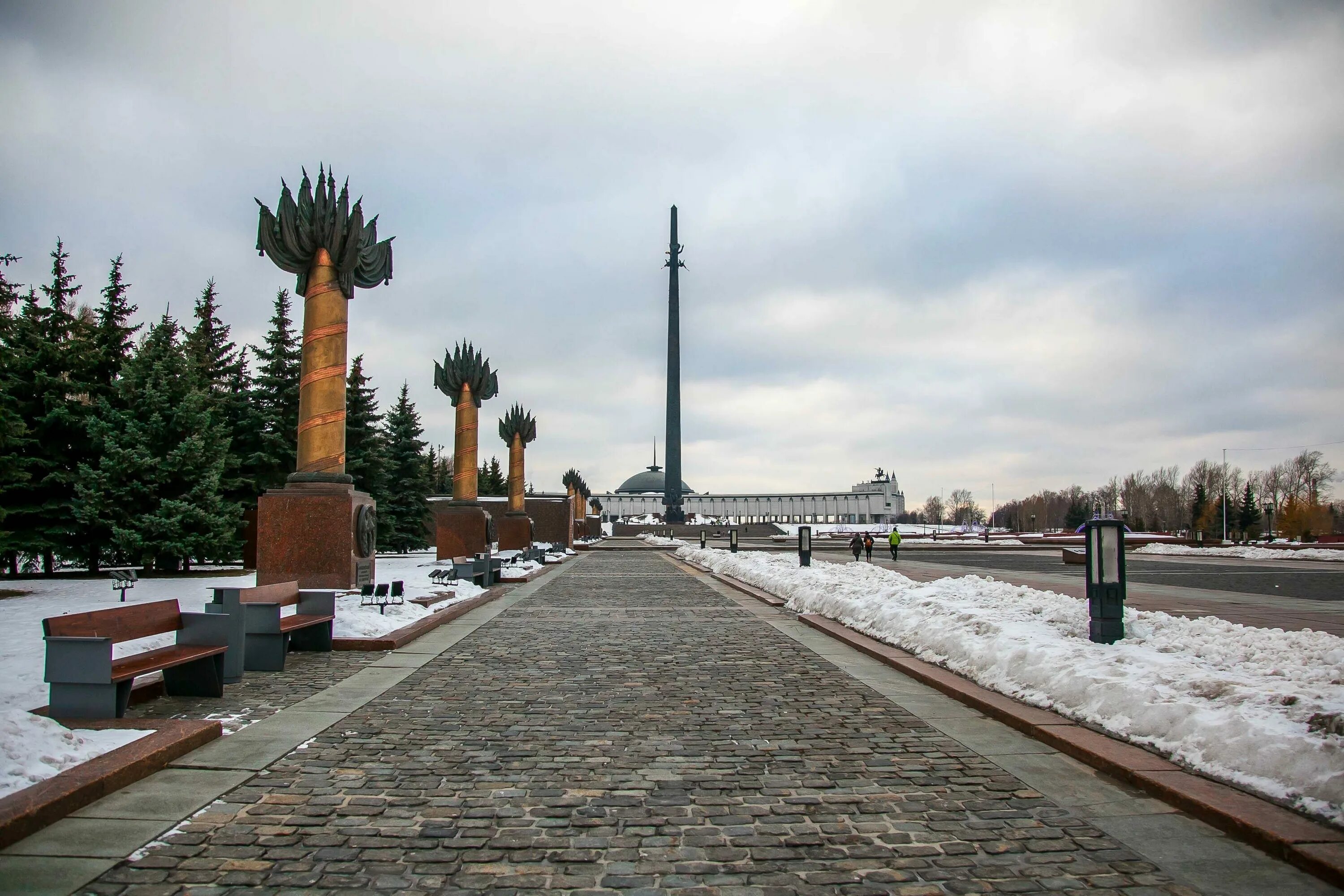 Мемориал в парке победы на поклонной. Парк Победы Поклонная гора Москва. Памятники парка Победы на Поклонной горе в Москве. Памятники в парке Победы на Поклонной горе. Парк Победы монумент Победы.