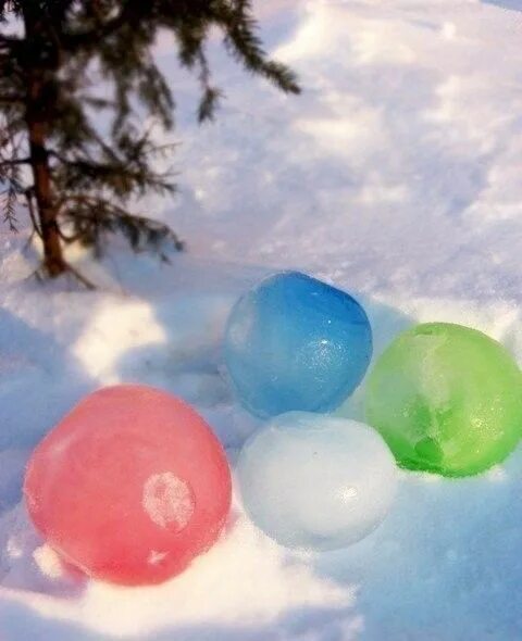 Приколы с воздушными шарами. Новогодние фигуры для улицы светодиодные. Ледяные шары для украшения двора. Новогоднее украшение города. Ледяные украшения.