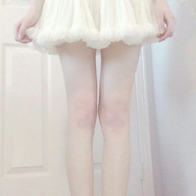 Бледные ноги. Бледные ноги девушки. Бледные стройные ноги. Худые бледные ноги. Холодные бледные ноги