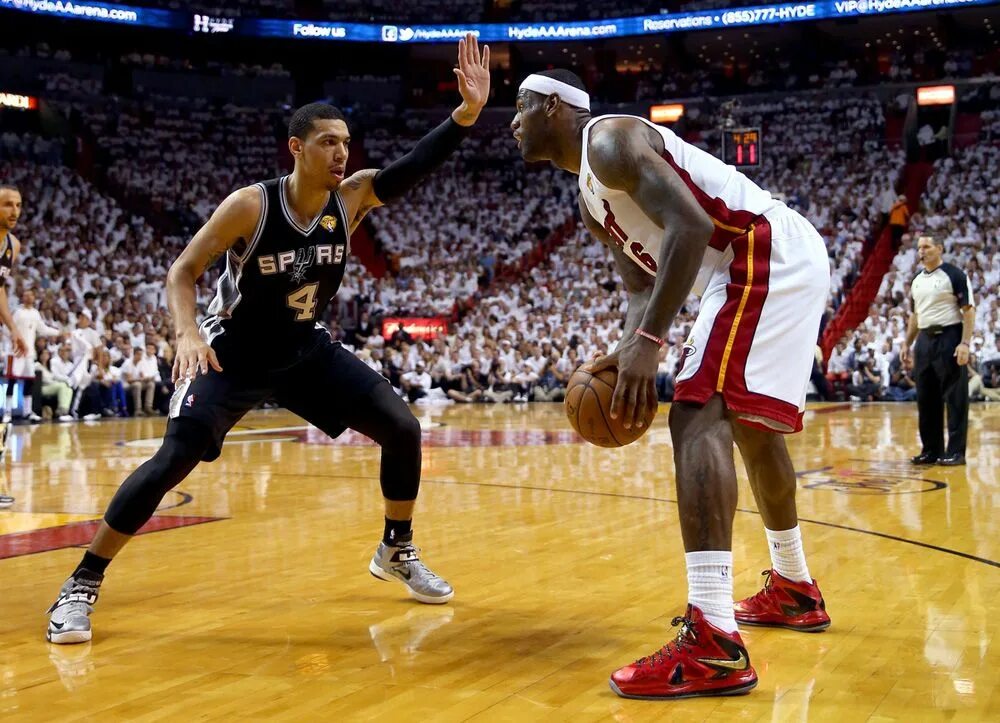 Баскетбол моменты. Баскетбол матч с майклом джорданом. Фото игры в баскетбол. Мальчик с баскетбольным мячом. Баскетбол.