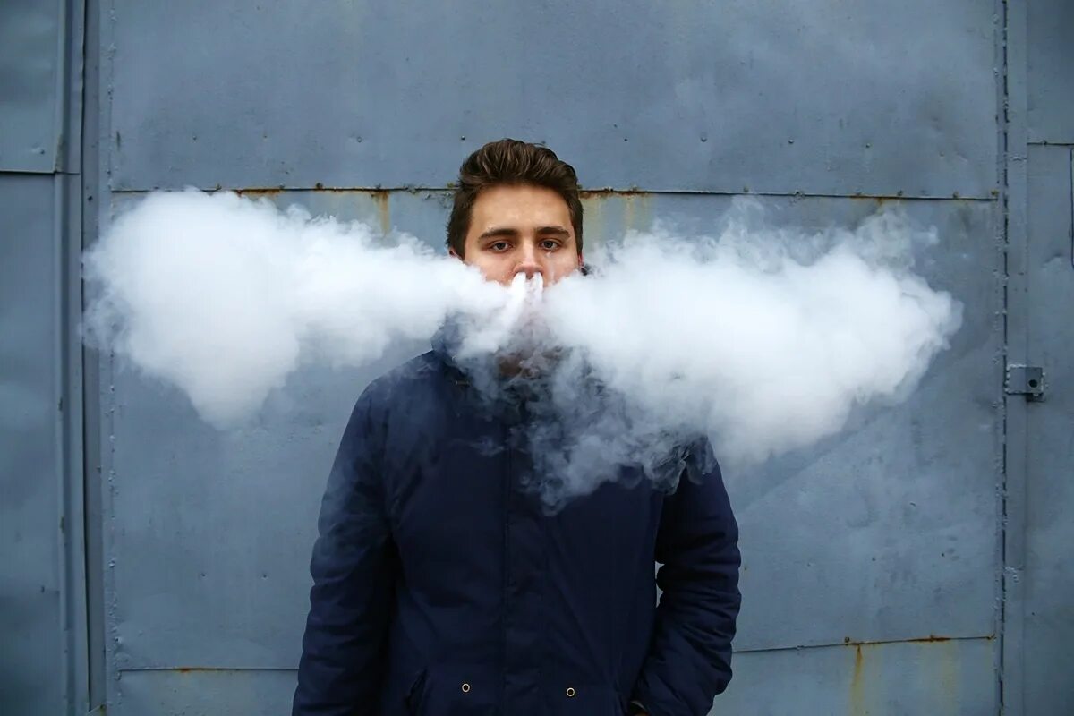Парень парит. Парень курит. Человек в дыму. Парень с электронной сигаретой.