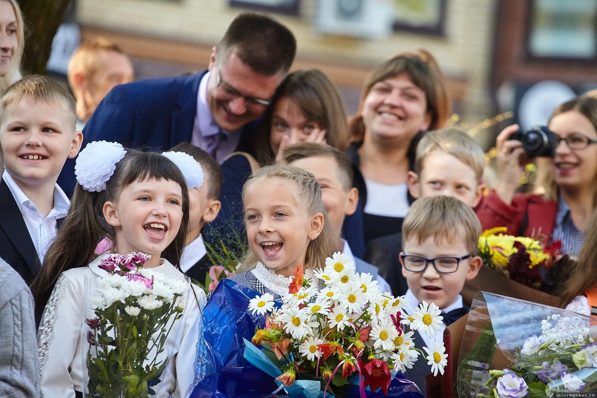 Ученики на первое сентября. Новый учебный год. Школьники в школе. День знаний в России. Российская школьная школа