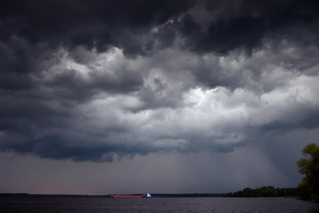 грозовое небо. небо тучи. пасмурное небо смог. грозовые облака. пасмурное небо.