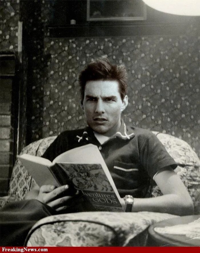 Что читают известные люди. Мужчина читает. Знаменитости с книгой в руках. Знаменитость с книжкой. Мужчина с книгой.