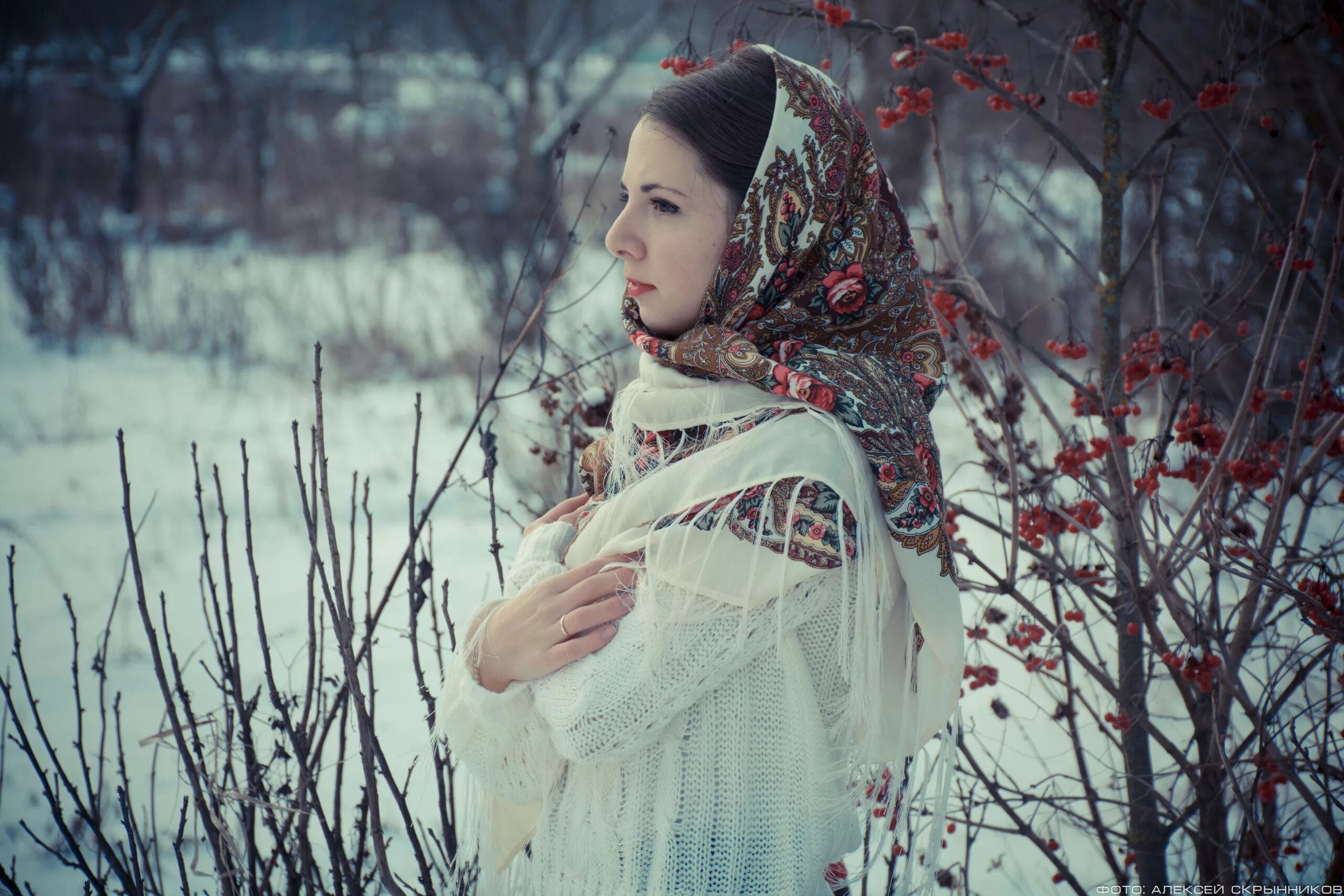 Девочка в платке. Красивые платки для женщин. Анна неврева модель. Русские народные платки на масленицу. Женщина в платке.