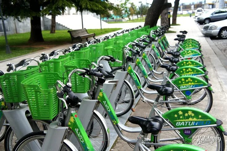 Велосипеды в орле магазины цены. Батуми велодорожка. Велошейринг зеленый город. Зеленый велосипед. Салатовый велосипед.