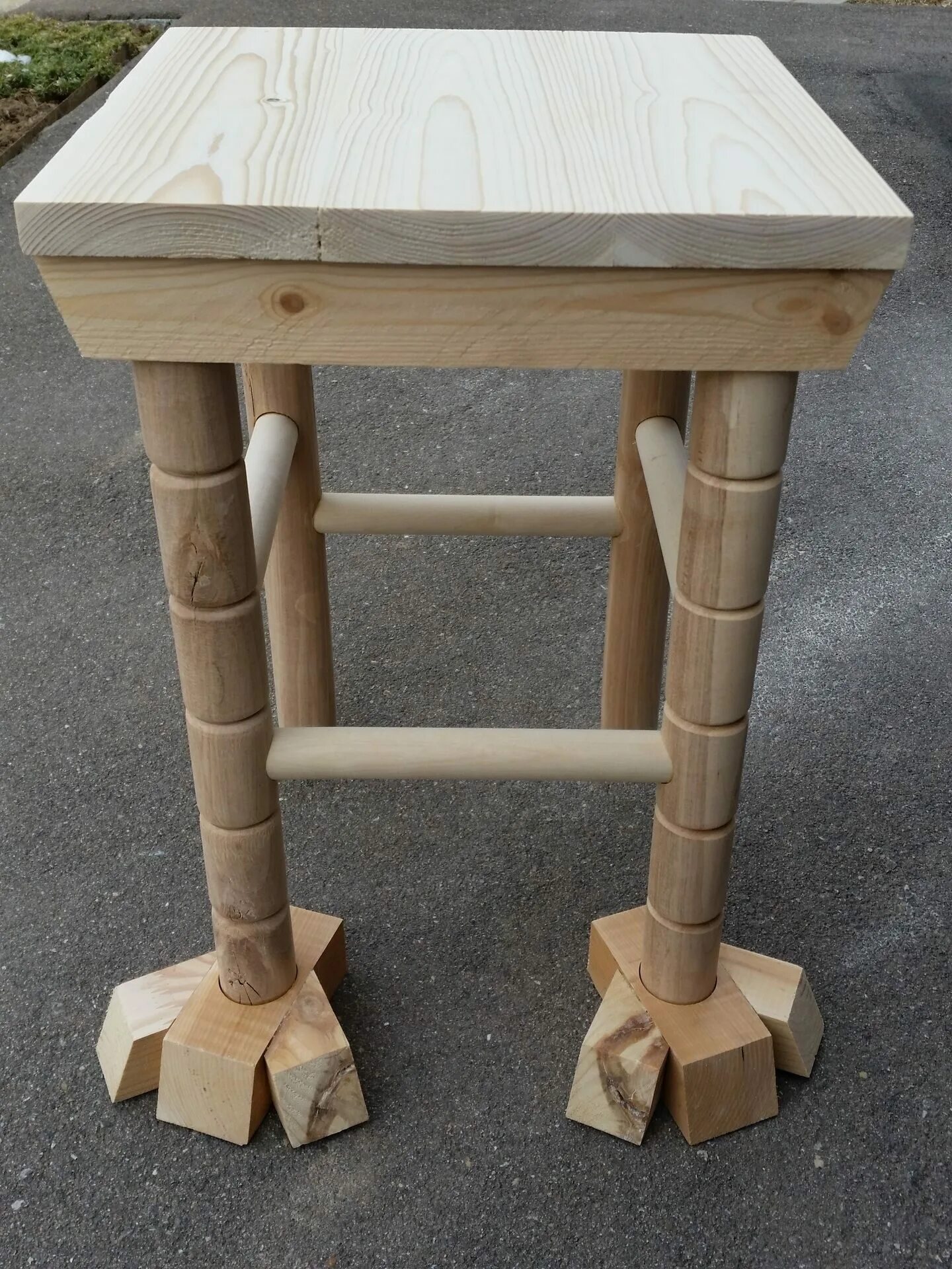 Табурет своими руками. Красивые деревянные табуретки. Изготовление табуретки. Изготовление табуретки. Табуретка деревянная.