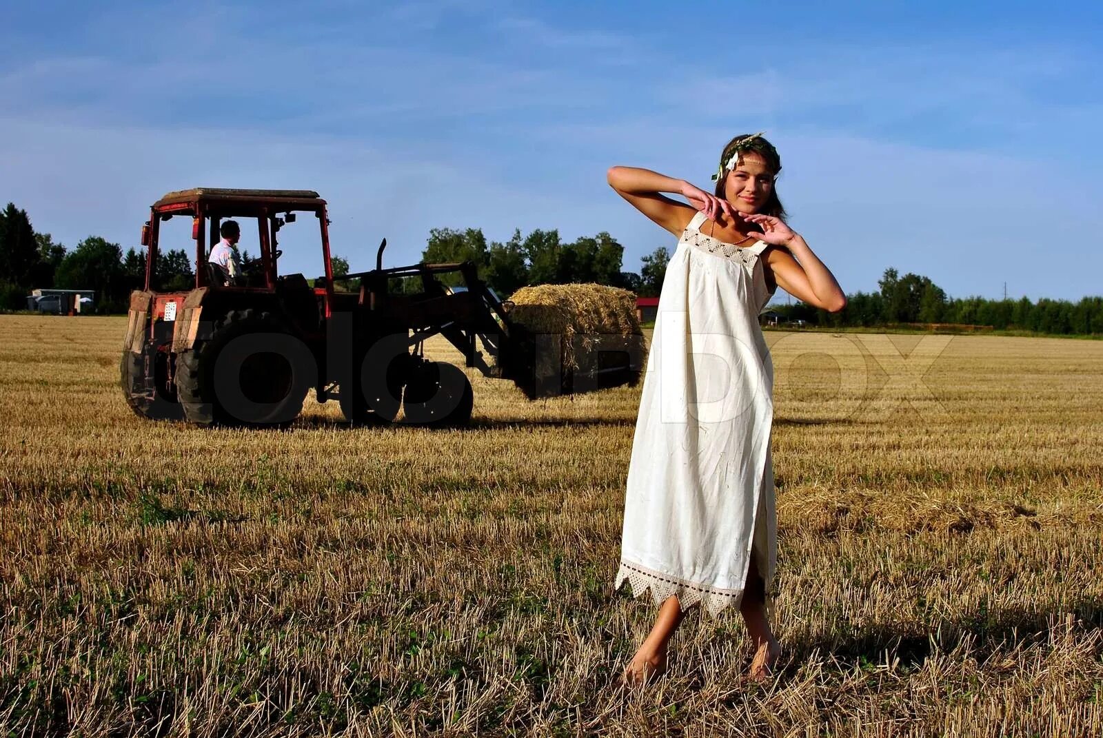 Человек в поле. Работники сельского хозяйства. Работники сельского хозяйства. Женщина косит. Агропромышленный комплекс.