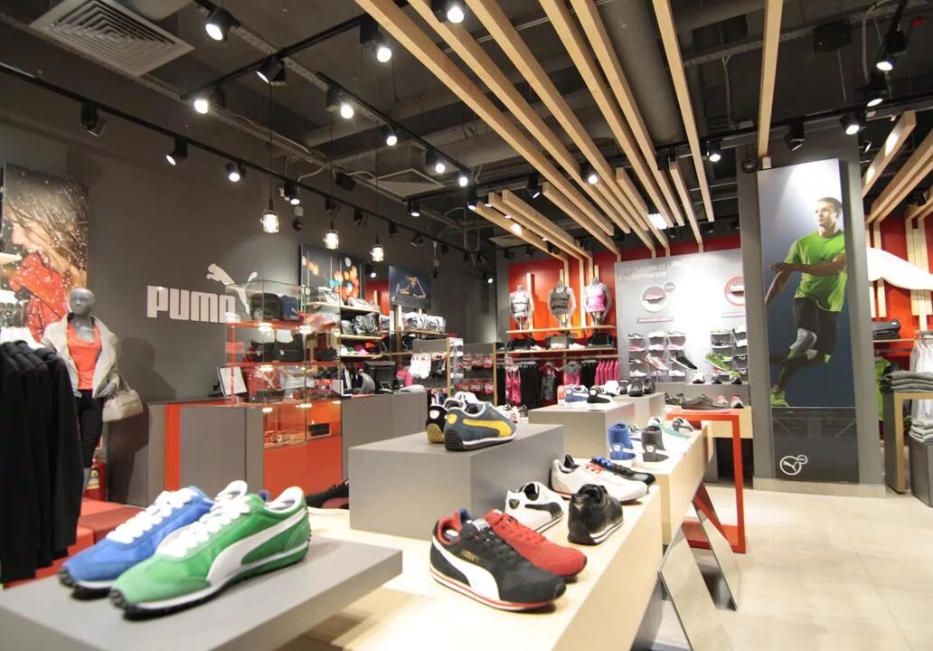 Puma outlet. Пума бутик. Puma Омск мега. Большой магазин Пума. Магазин найк Охотный ряд.