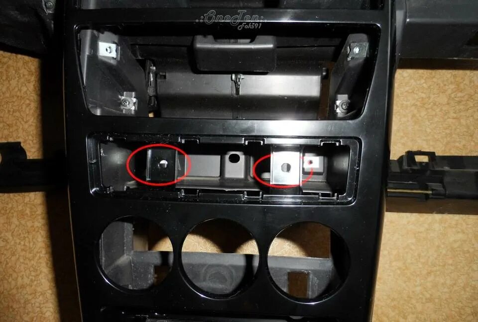 Центральная консоль рено логан 1. Центральная панель рено логан 1. Снятие центральной консоли приора. Как снять консоль. Демонтаж передней консоли лада приора.