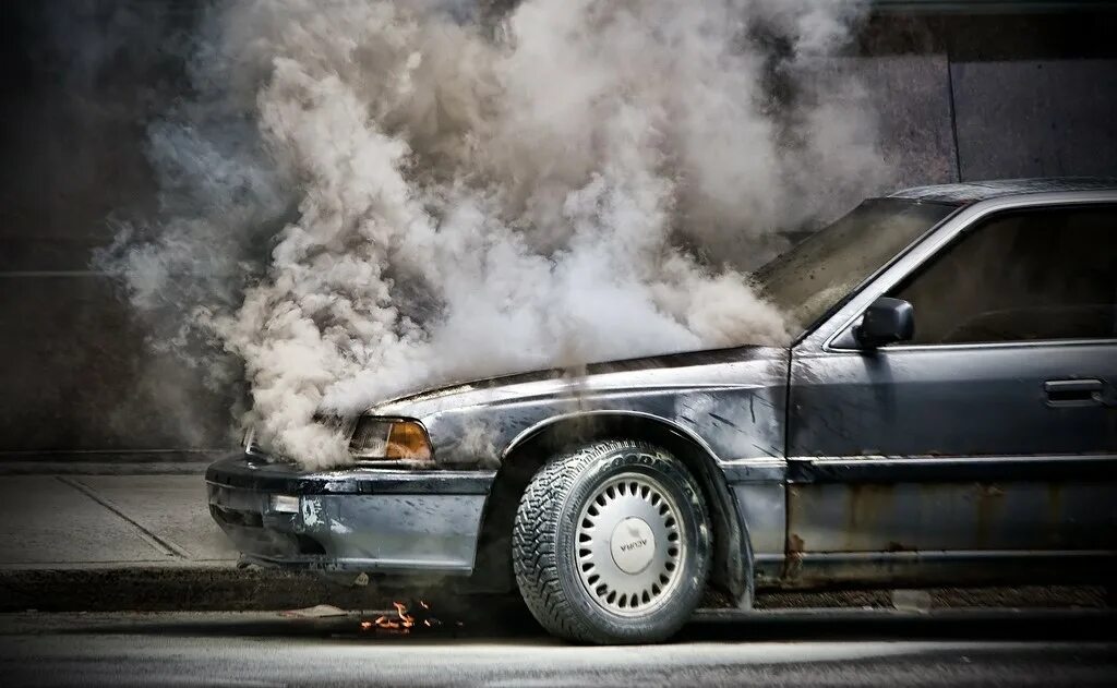 Дым из машины. Машина задымилась. Машина дымится. Дым машина.
